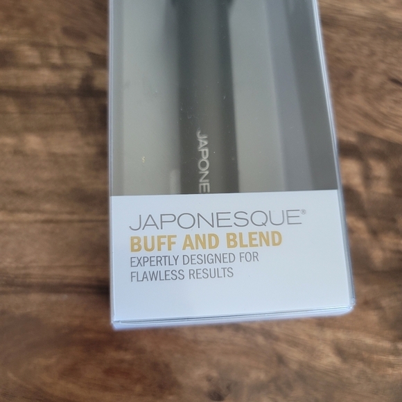 New Japonesque Professional Buff and Blend Makeup Cosmetic Brush - Picture 2 of 4